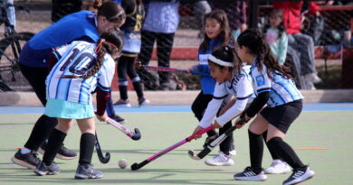 A cancha llena se vivió el encuentro de Mini Hockey en el Poli 2