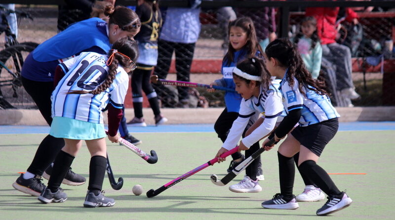 A cancha llena se vivió el encuentro de Mini Hockey en el Poli 2