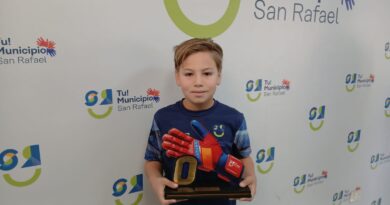 Un pequeño imbatible con guantes de acero en la academia municipal de arqueros