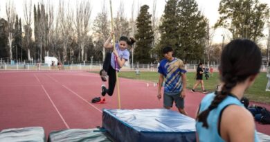Mas de un centenar de chicos en la escuela municipal de atletismo